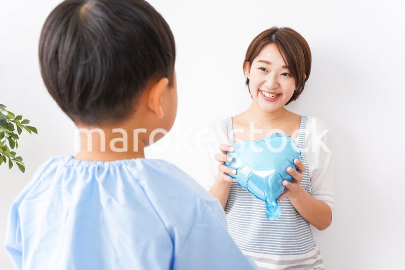 お母さんにハートを渡す男の子