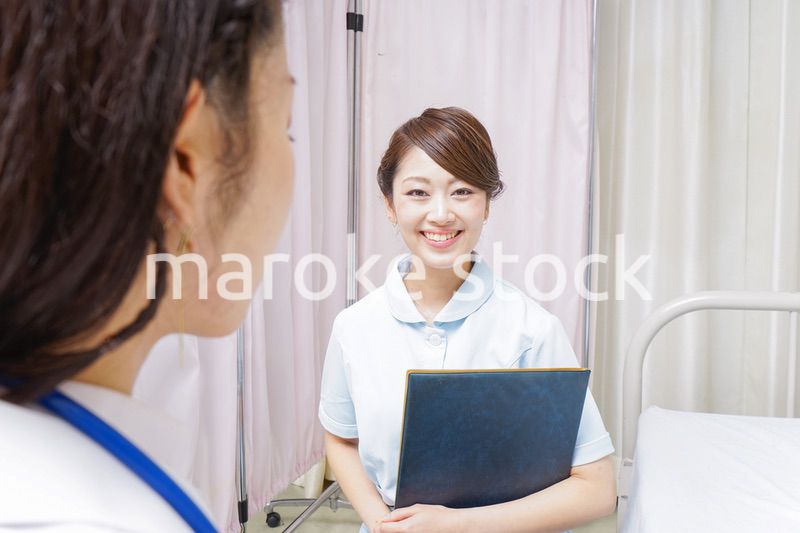 ミーティングをする医師と看護師