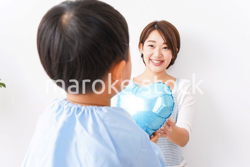 お母さんにハートを渡す男の子