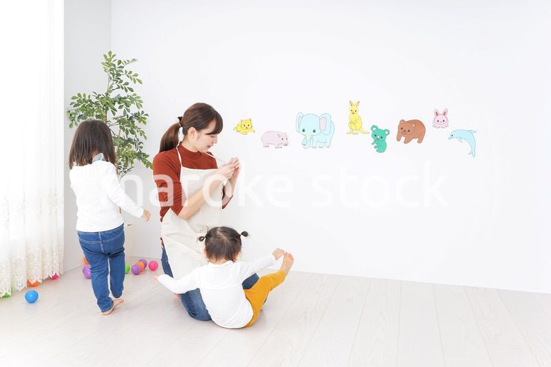 幼稚園で遊ぶ子ども