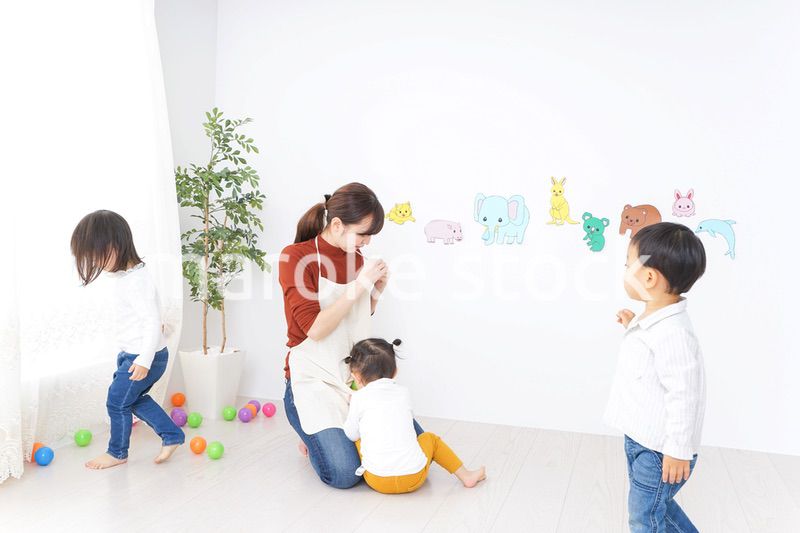 こども園・保育園・幼稚園で遊ぶ子供と先生
