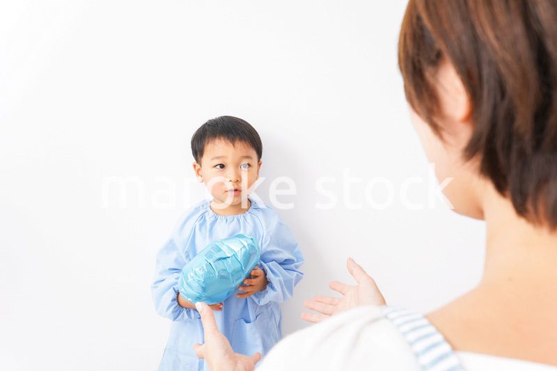 お母さんにハートを渡す男の子