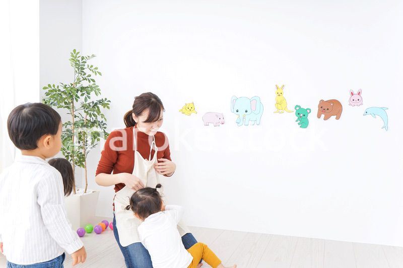 こども園・保育園・幼稚園で遊ぶ子供と先生