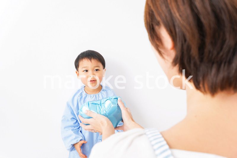 お母さんにハートを渡す男の子