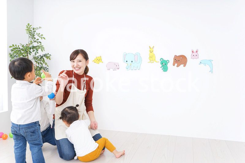 こども園・保育園・幼稚園で遊ぶ子供と先生
