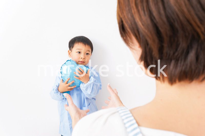 お母さんにハートを渡す男の子