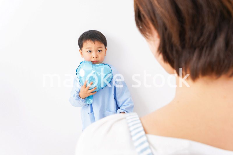 お母さんにハートを渡す男の子