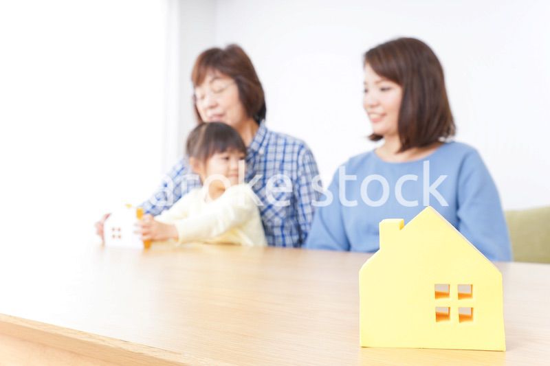 不動産を検討する家族