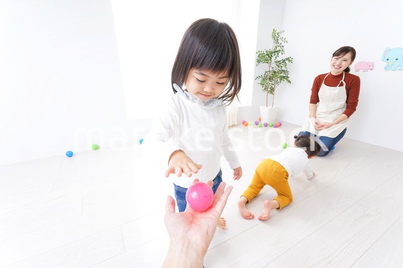 こども園・保育園・幼稚園で遊ぶ子供と先生
