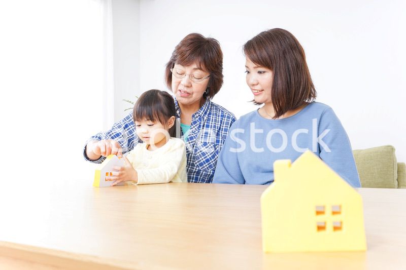 不動産を検討する家族