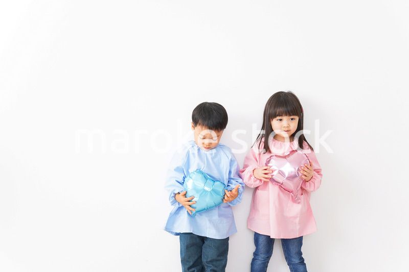 仲良しの女の子と男の子