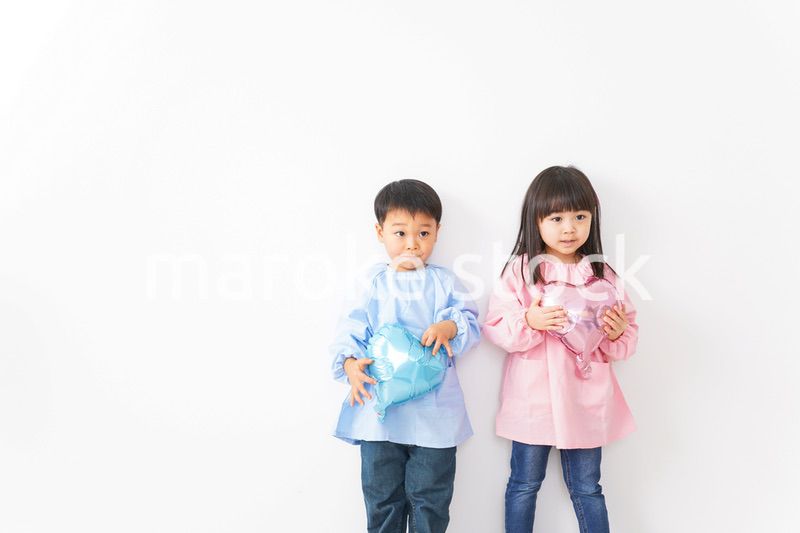 仲良しの女の子と男の子