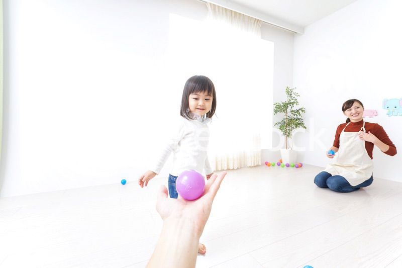 保育園で遊ぶ子供