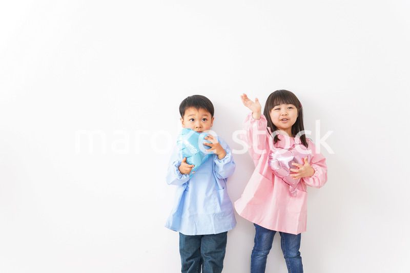 仲良しの女の子と男の子