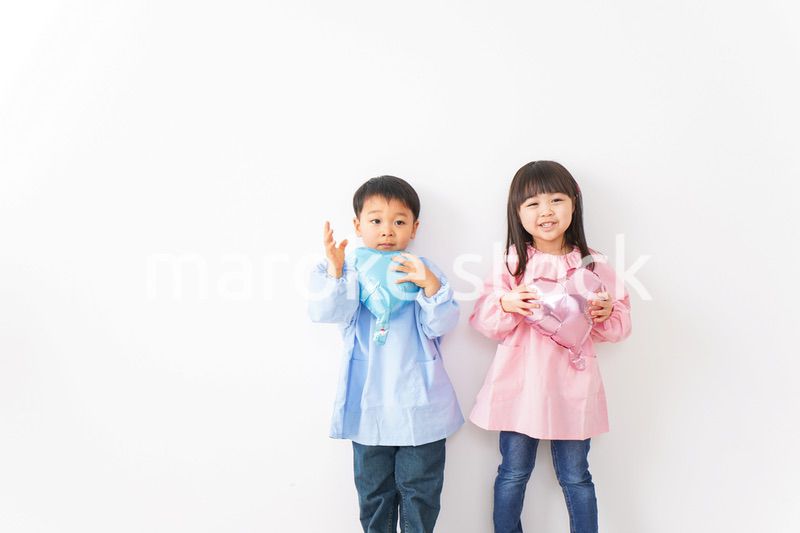 仲良しの女の子と男の子