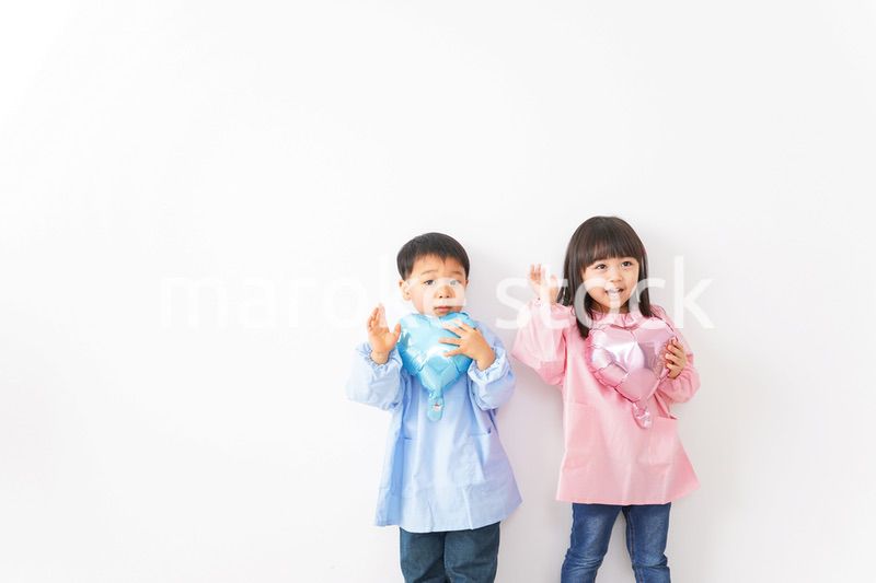 仲良しの女の子と男の子