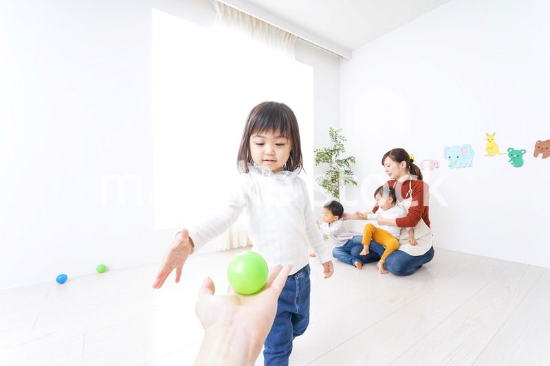 こども園・保育園・幼稚園で遊ぶ子供と先生