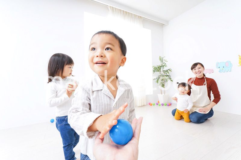 こども園・保育園・幼稚園で遊ぶ子供と先生