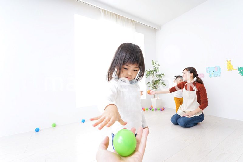 こども園・保育園・幼稚園で遊ぶ子供と先生