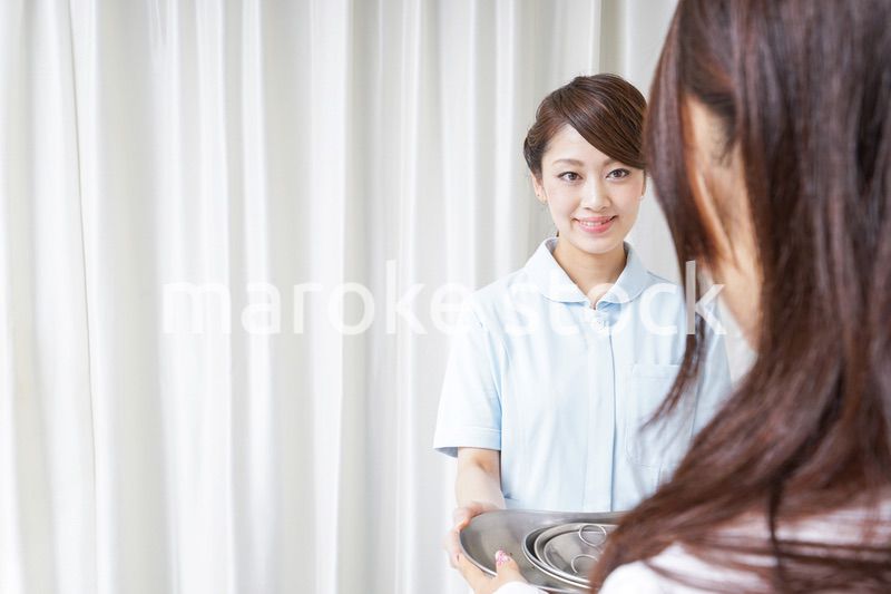 医師に道具を渡す看護師