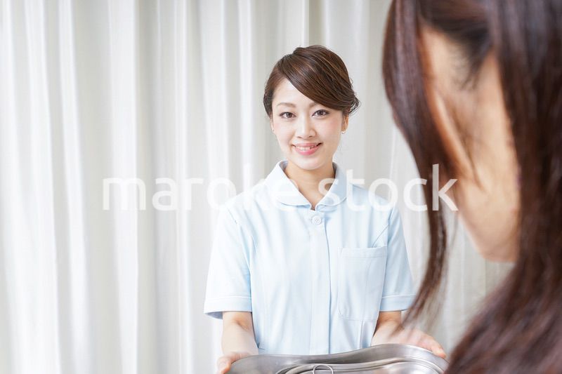 医師に道具を渡す看護師