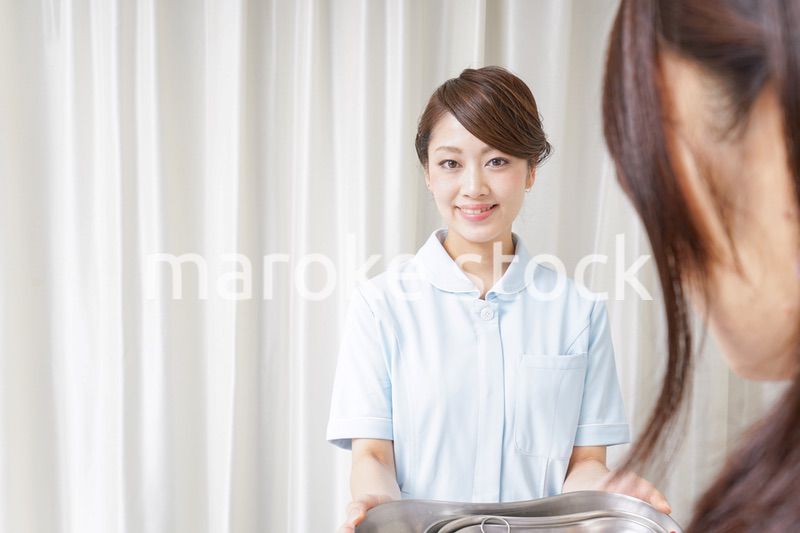 病院に勤務する医師と看護師