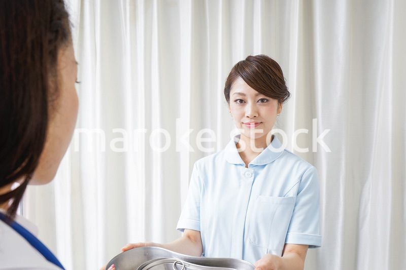医師に道具を渡す看護師