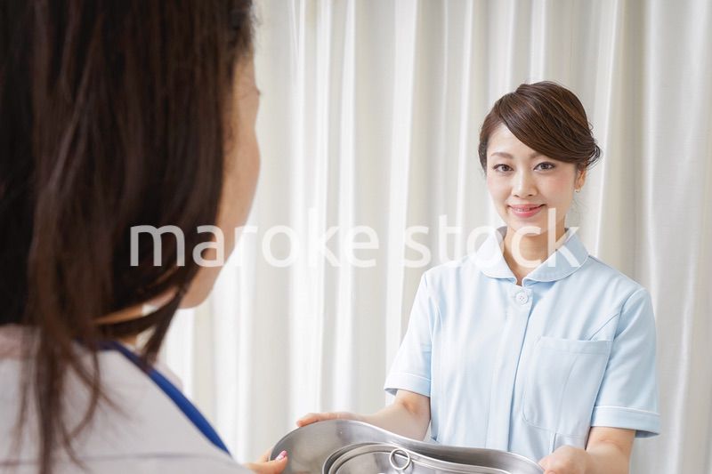 病院に勤務する医師と看護師