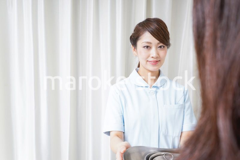 医師に道具を渡す看護師