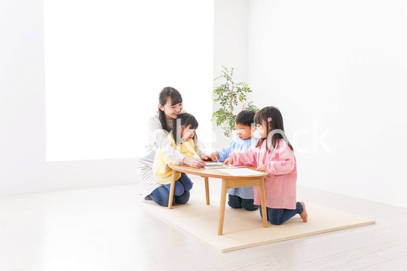 保育士と子どもたち