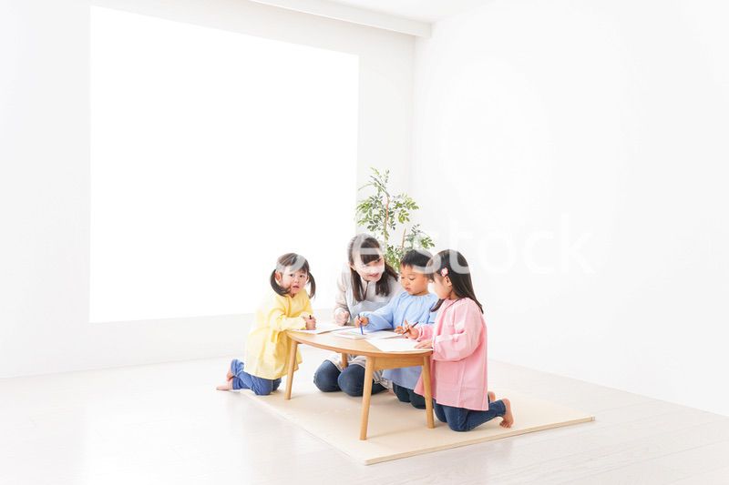 保育士と子どもたち