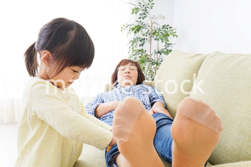 おばあちゃんと遊ぶ子供