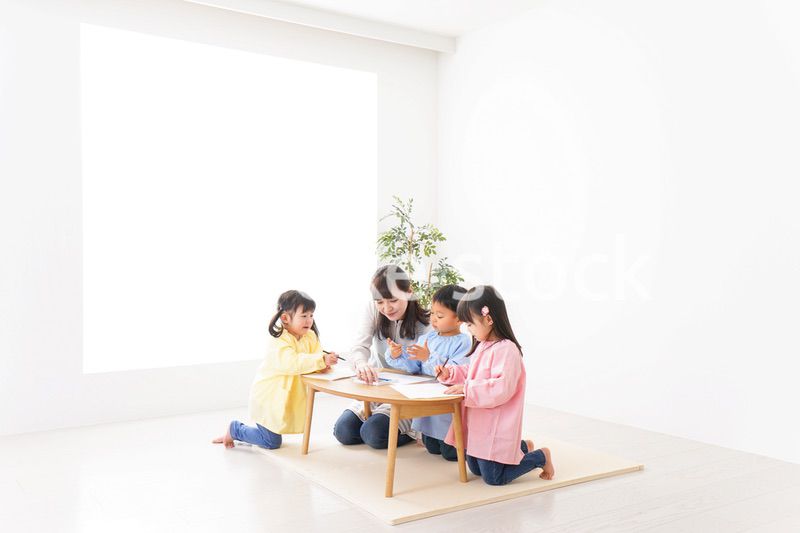 お絵かきをする子どもたちと保育士
