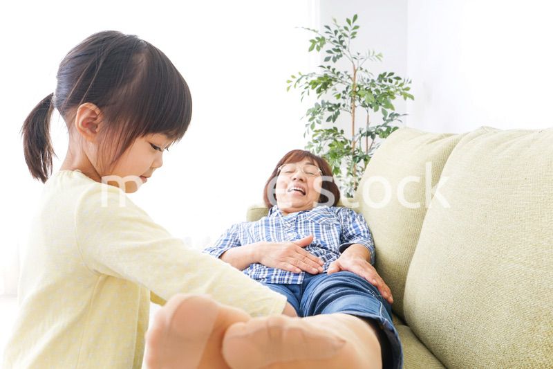 おばあちゃんと遊ぶ子ども