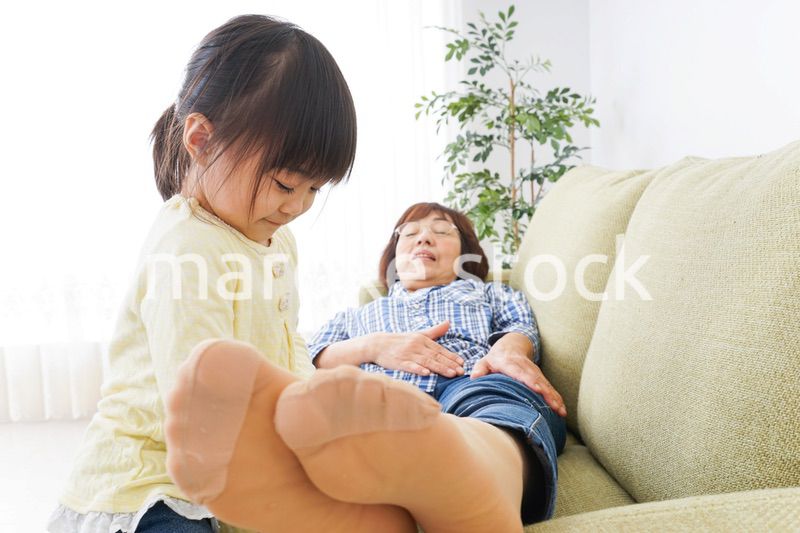 おばあちゃんと遊ぶ子供