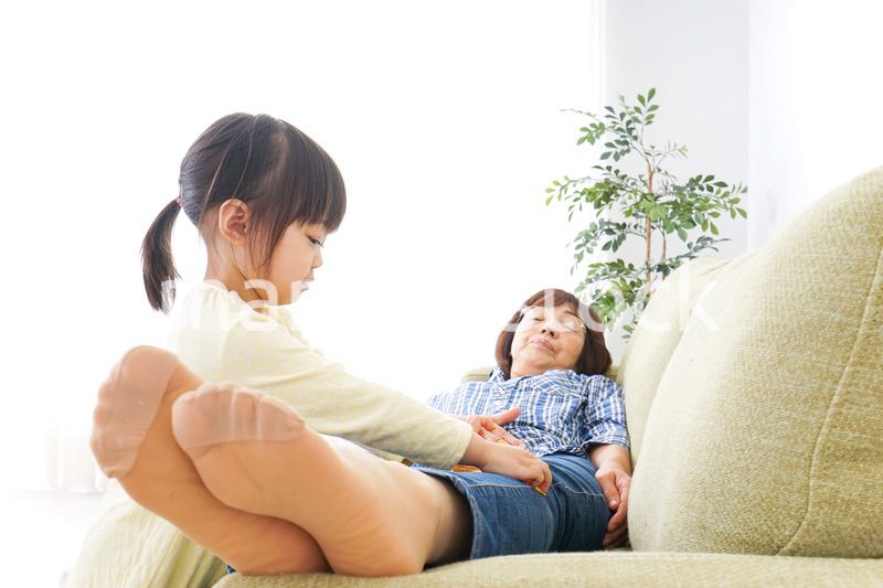 おばあちゃんと遊ぶ子ども