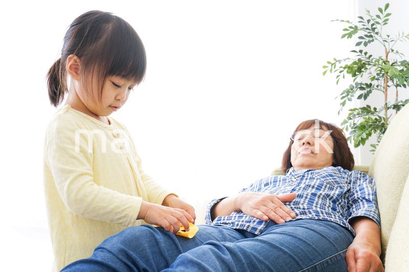 おばあちゃんと遊ぶ子ども