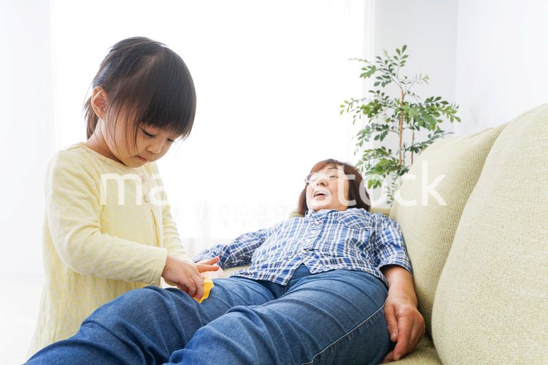 おばあちゃんと遊ぶ子供