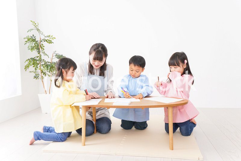 保育士と子どもたち