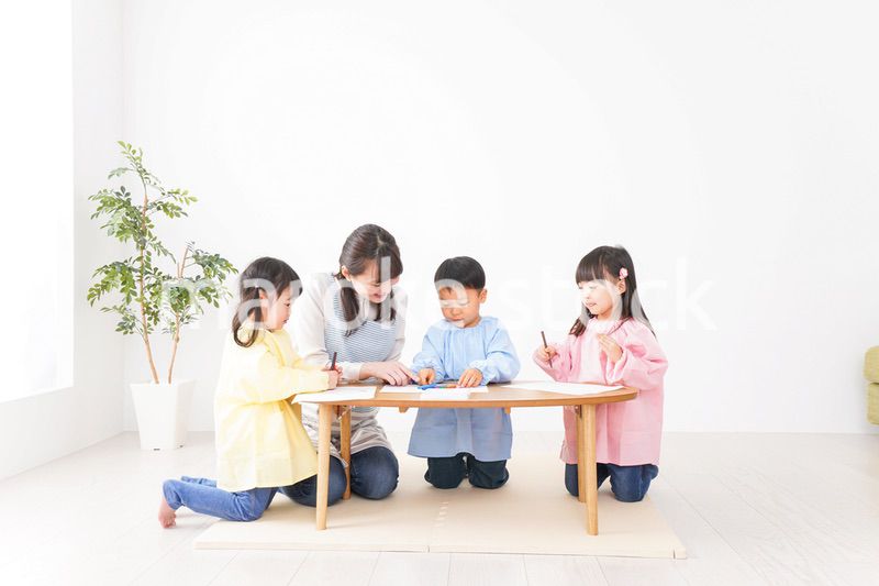 お絵かきをする子どもたちと保育士