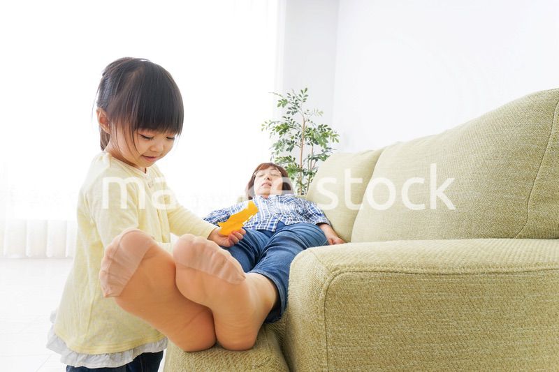 おばあちゃんと遊ぶ子供