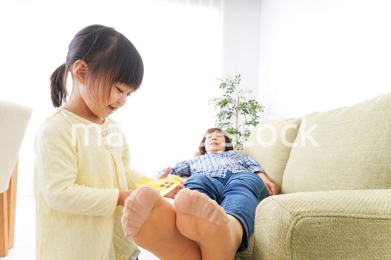 おばあちゃんと遊ぶ子ども