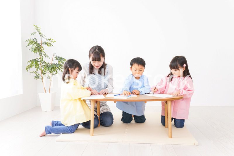 お絵かきをする子どもたちと保育士