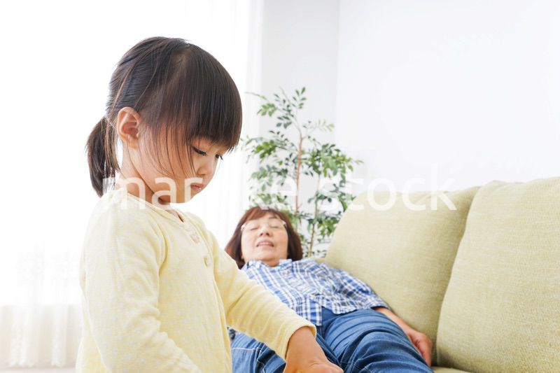 おばあちゃんと遊ぶ子供