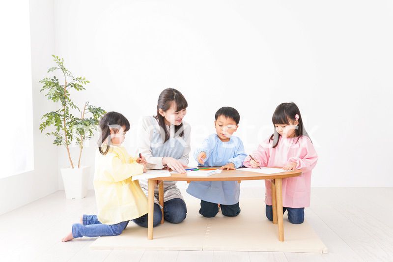 お絵かきをする子どもたちと保育士