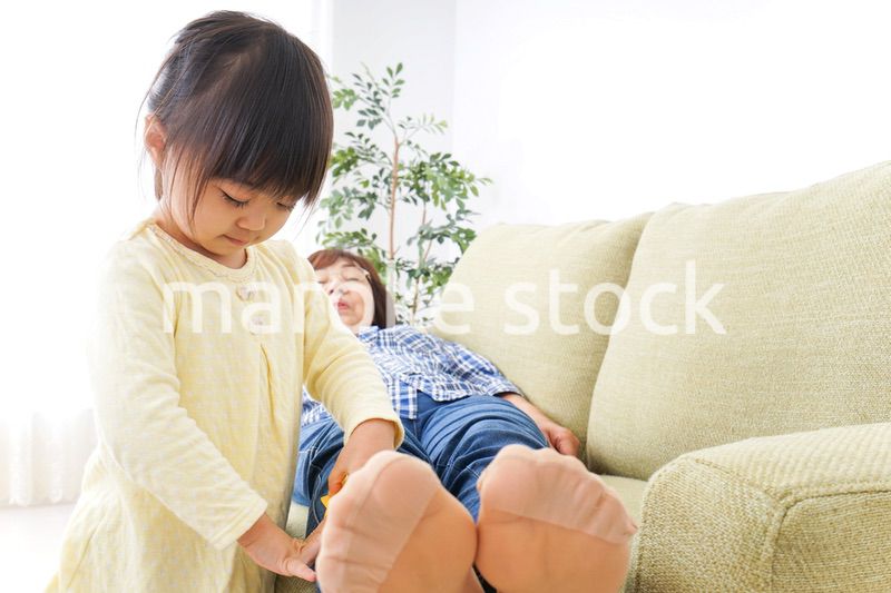 おばあちゃんと遊ぶ子ども