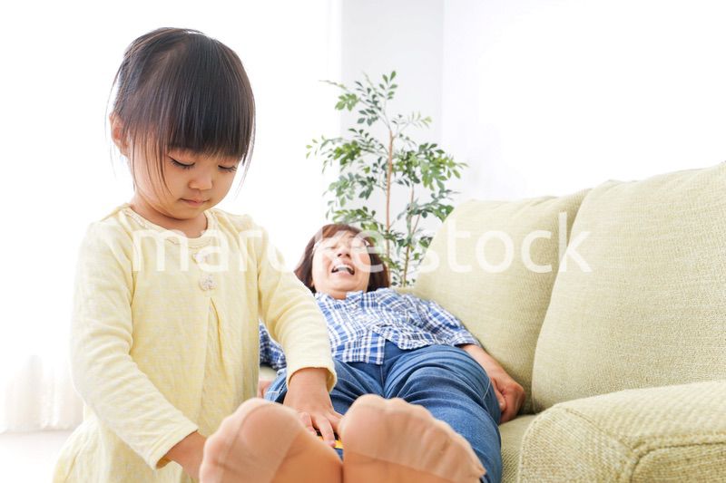 おばあちゃんと遊ぶ子ども