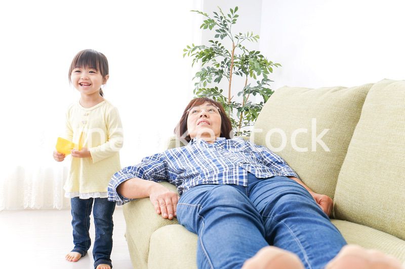 おばあちゃんと遊ぶ子ども