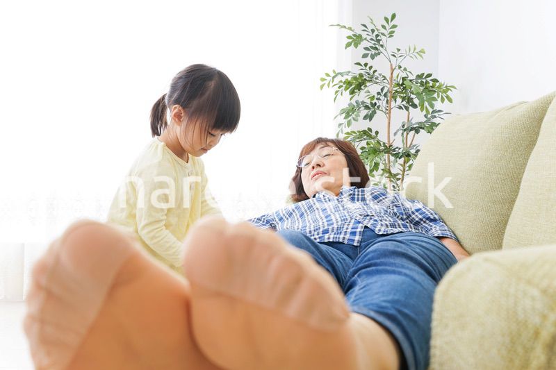 おばあちゃんと遊ぶ子供