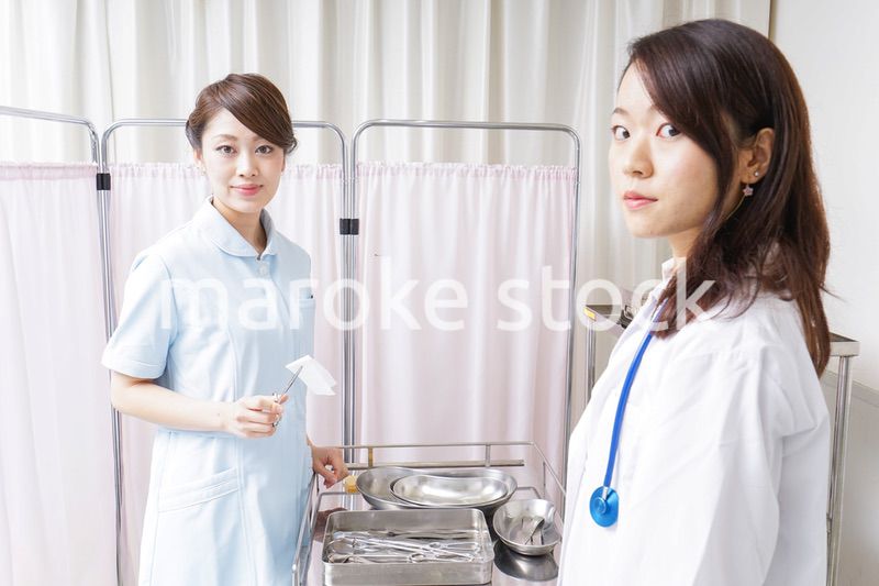 医師の補佐をする看護師